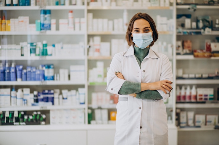 Photo gratuit jeune femme pharmacien à la pharmacie
