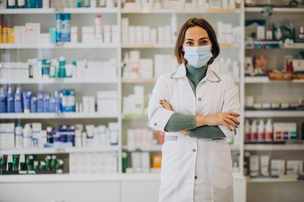 Jeune femme pharmacien à la pharmacie