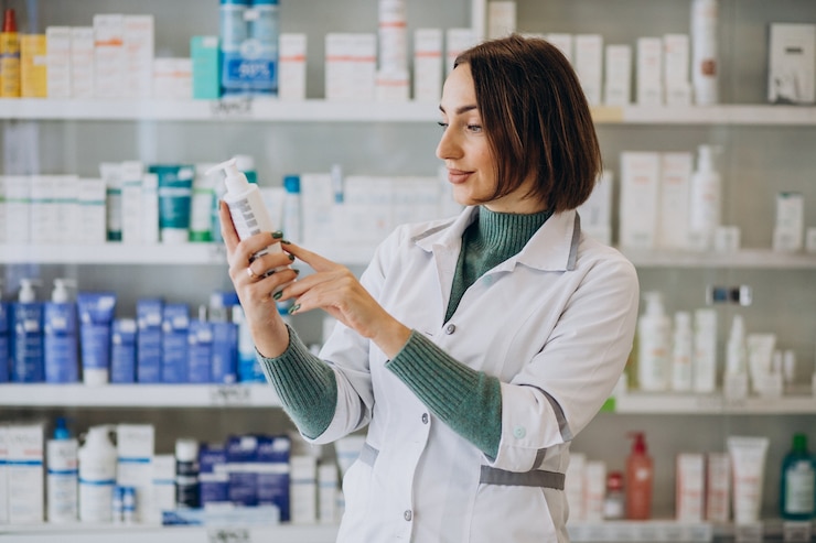 Photo gratuit jeune femme pharmacien à la pharmacie
