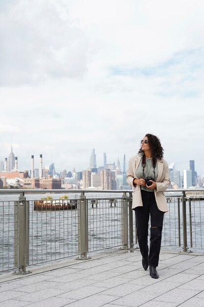 Jeune femme photographe explorant la ville avec son appareil photo