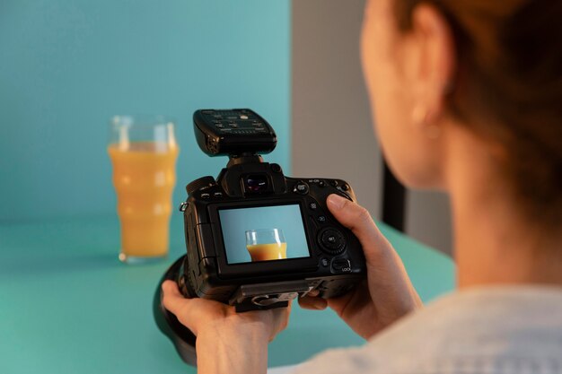 Jeune femme photographe de produit en studio