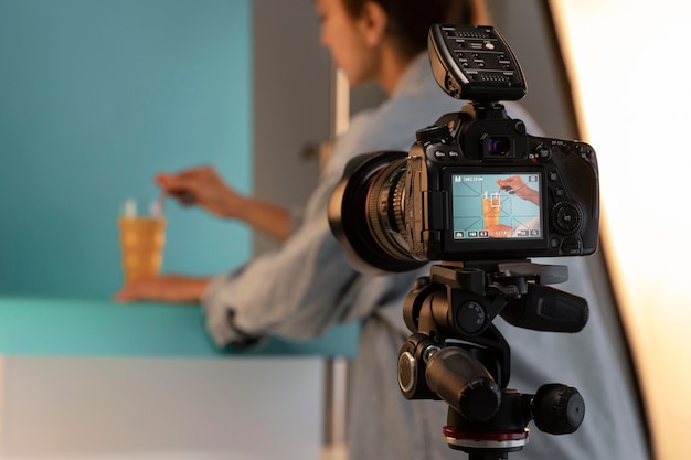 Jeune femme photographe de produit en studio