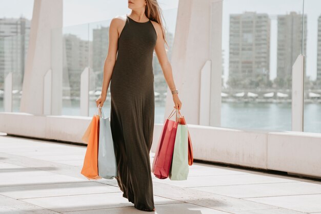 Jeune femme à pied et à faire du shopping