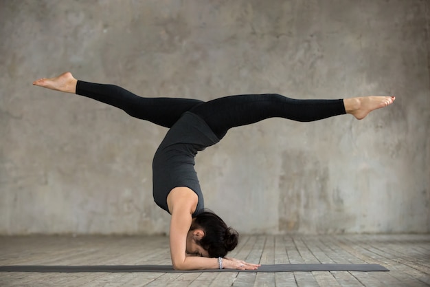 Jeune femme, poirier, pose