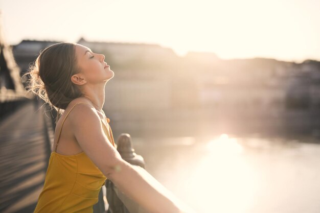 Photo gratuite jeune femme sur un pont