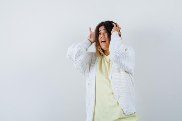 Jeune femme portant un cardigan blanc