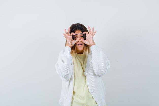 Jeune femme portant un cardigan blanc