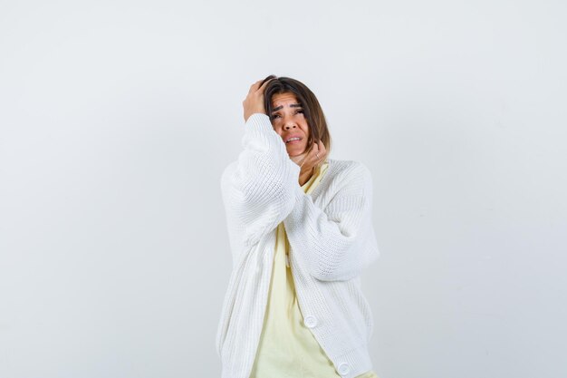 Jeune femme portant un cardigan blanc