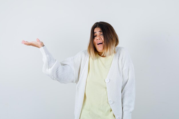 Jeune femme portant un cardigan blanc