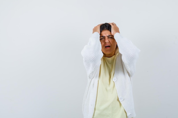 Jeune femme portant un cardigan blanc