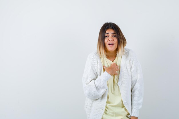 Jeune femme portant un cardigan blanc