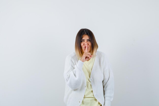 Jeune femme portant un cardigan blanc