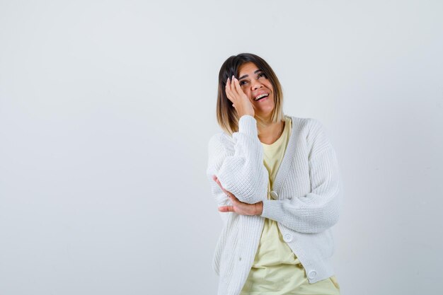 Jeune femme portant un cardigan blanc