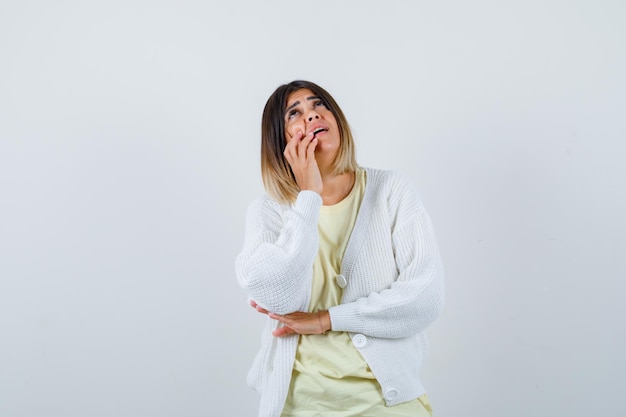 Jeune femme portant un cardigan blanc