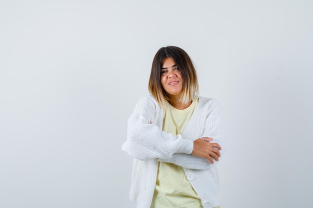 Jeune femme portant un cardigan blanc