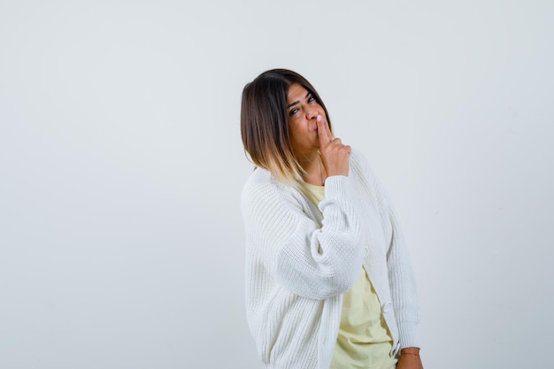 Jeune femme portant un cardigan blanc