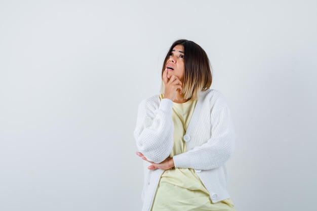 Jeune femme portant un cardigan blanc