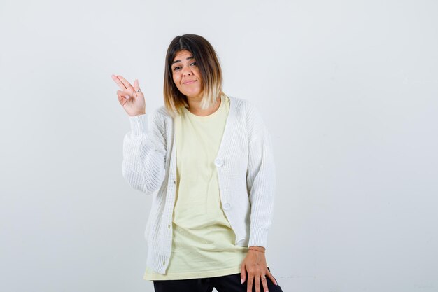 Jeune femme portant un cardigan blanc