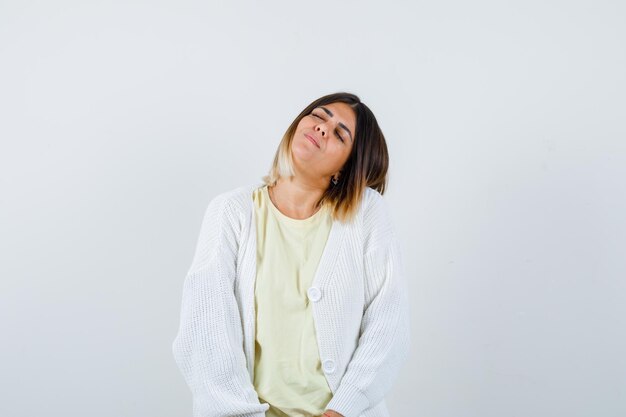 Jeune femme portant un cardigan blanc