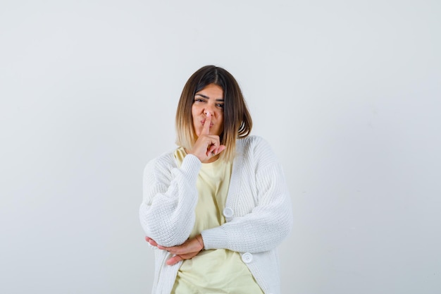 Jeune femme portant un cardigan blanc