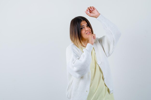 Jeune femme portant un cardigan blanc