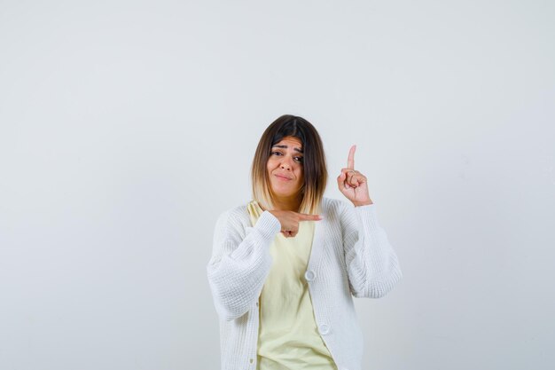 Jeune femme portant un cardigan blanc