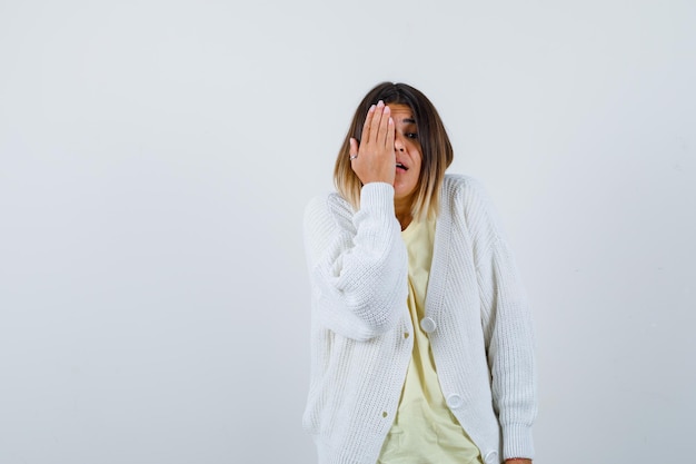 Jeune femme portant un cardigan blanc