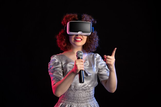 Jeune femme portant un casque de réalité virtuelle avec micro