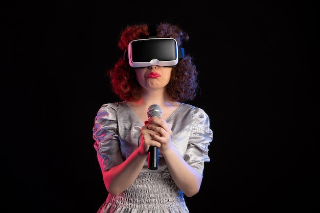 Jeune femme portant un casque de réalité virtuelle avec musique vidéo micro d tech