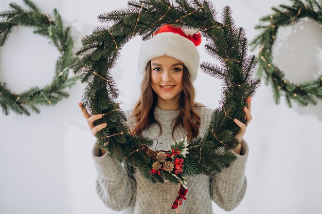 Jeune femme portant un chapeau de Noël à Noël