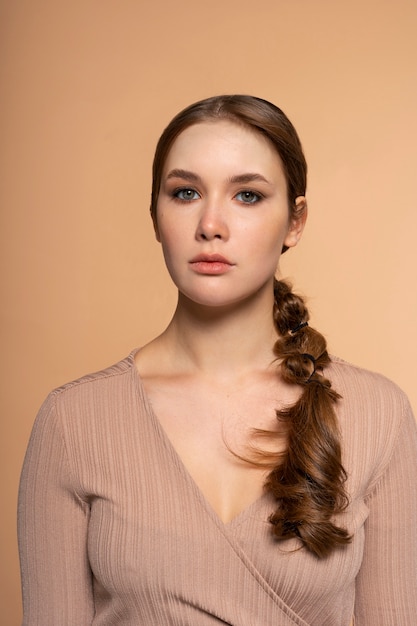 Jeune femme portant une coiffure à la mode