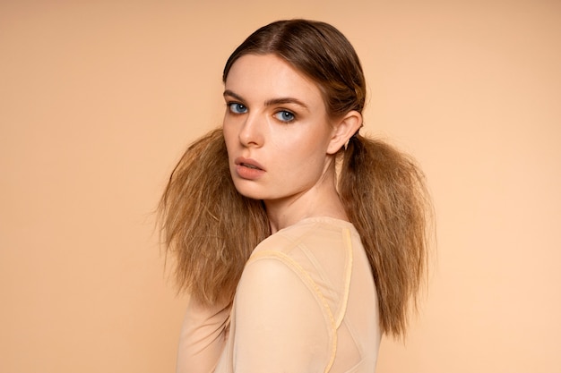 Photo gratuite jeune femme portant une coiffure à la mode