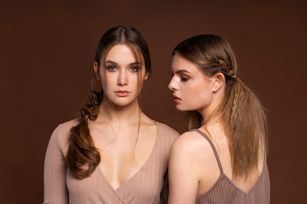 Jeune femme portant une coiffure à la mode