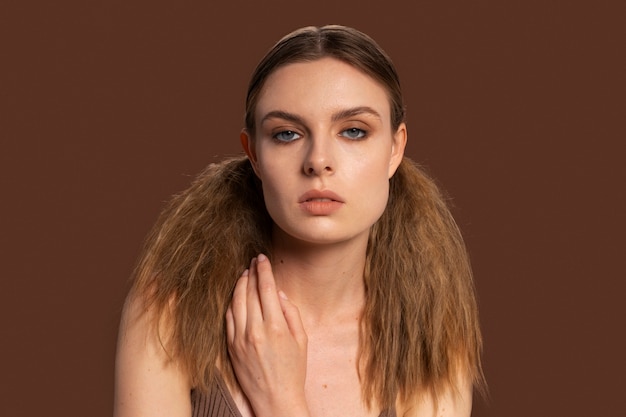 Jeune femme portant une coiffure à la mode