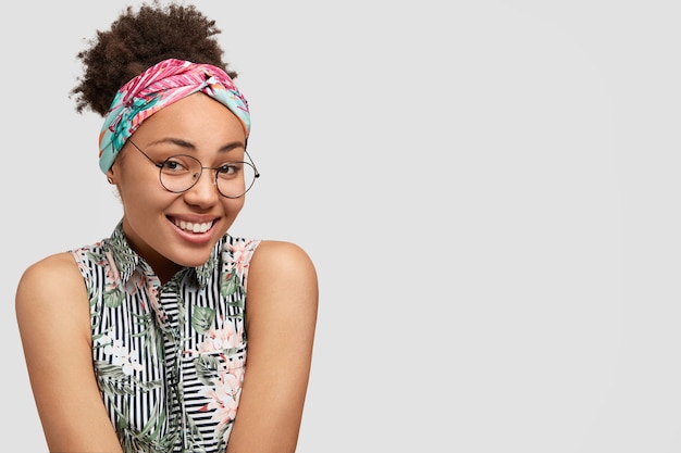 Photo gratuite jeune femme portant des lunettes rondes et bandana coloré