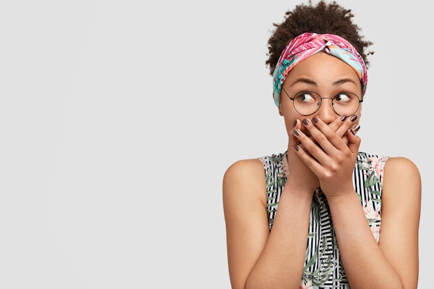 Photo gratuite jeune femme portant des lunettes rondes et bandana coloré