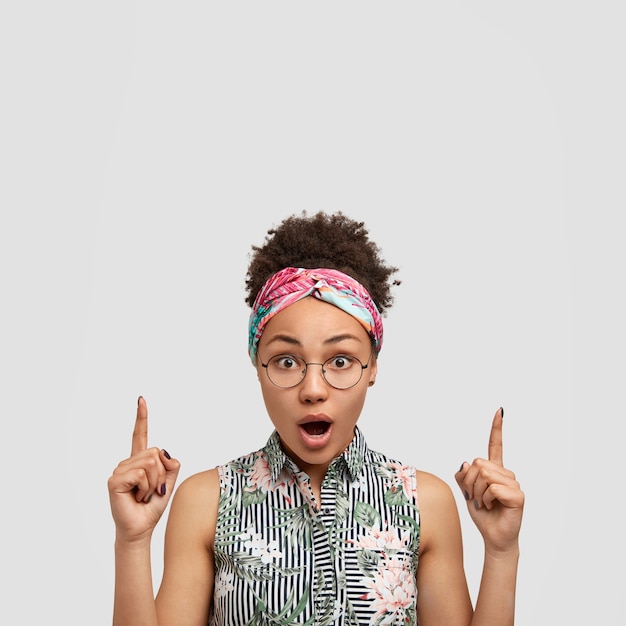 Photo gratuite jeune femme portant des lunettes rondes et bandana coloré