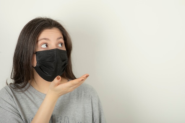 Jeune Femme Portant Un Masque Et Regardant Ailleurs.