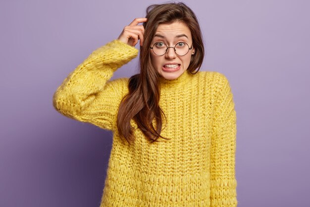 Jeune femme portant un pull jaune