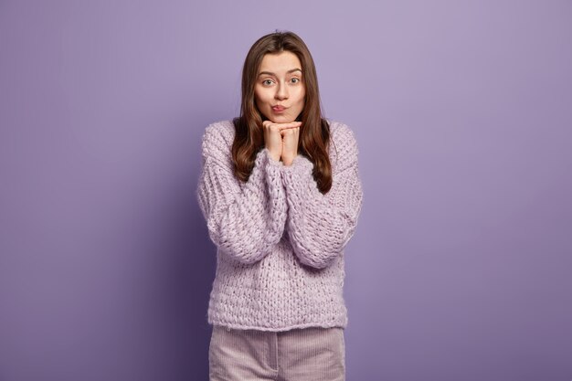 Jeune femme portant un pull violet