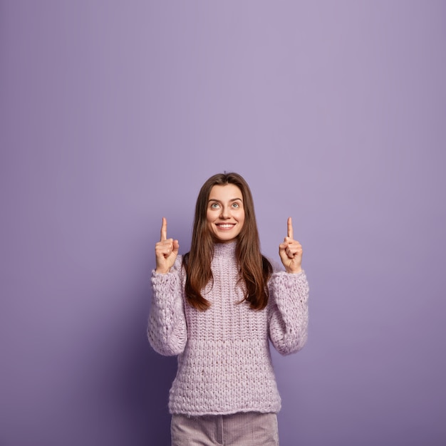 Jeune femme portant un pull violet