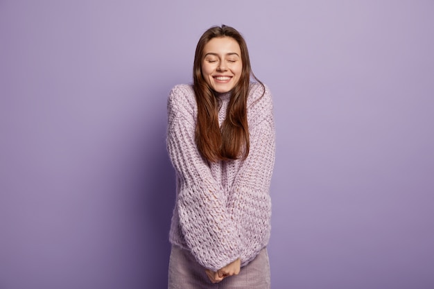 Jeune femme portant un pull violet