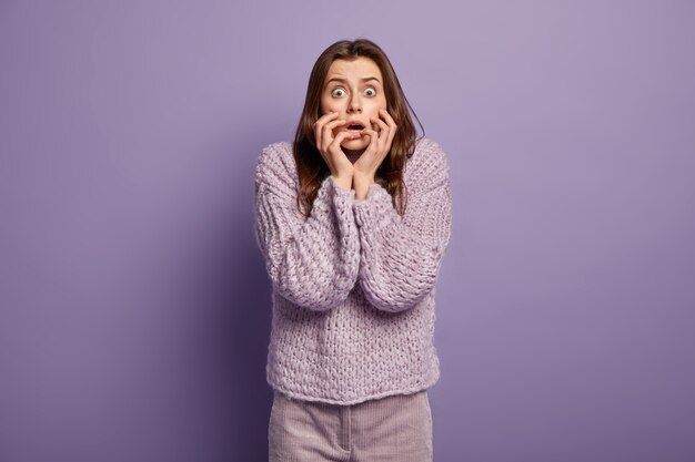 Jeune femme portant un pull violet