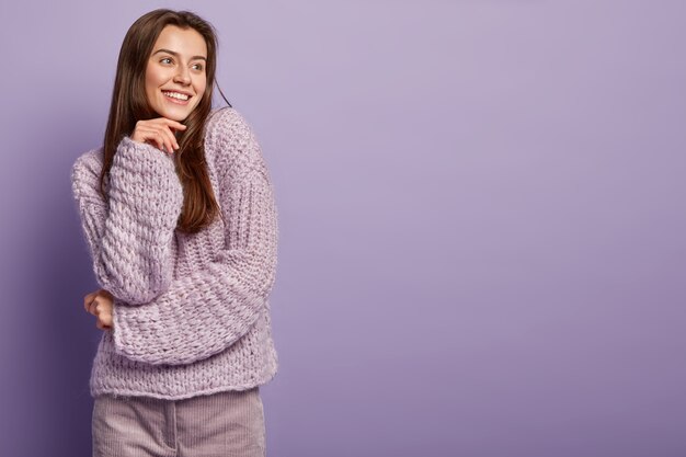 Jeune femme portant un pull violet