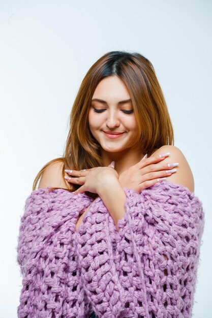 Jeune femme portant des tricots et à la charmante