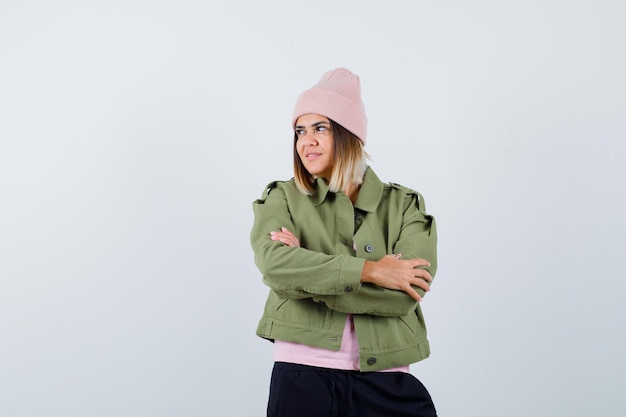 Jeune femme portant une veste et un chapeau rose