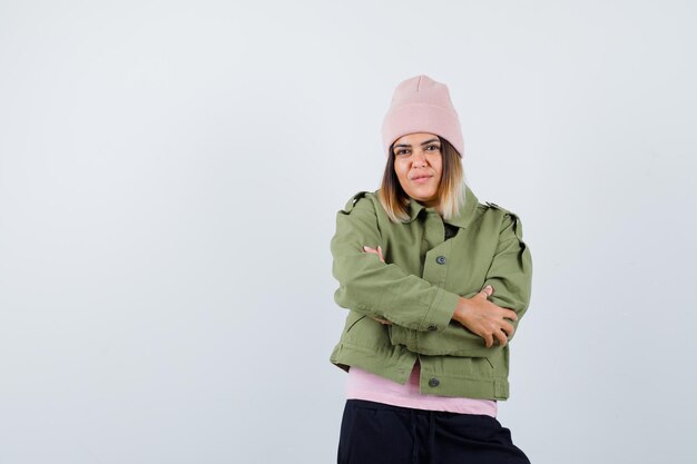 Jeune femme portant une veste et un chapeau rose