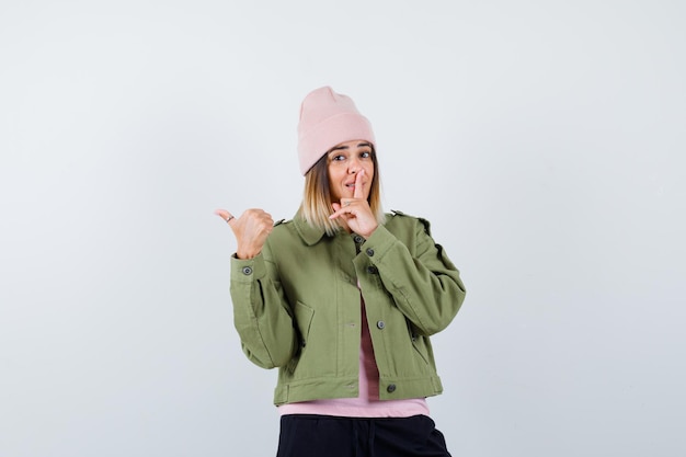 Jeune femme portant une veste et un chapeau rose