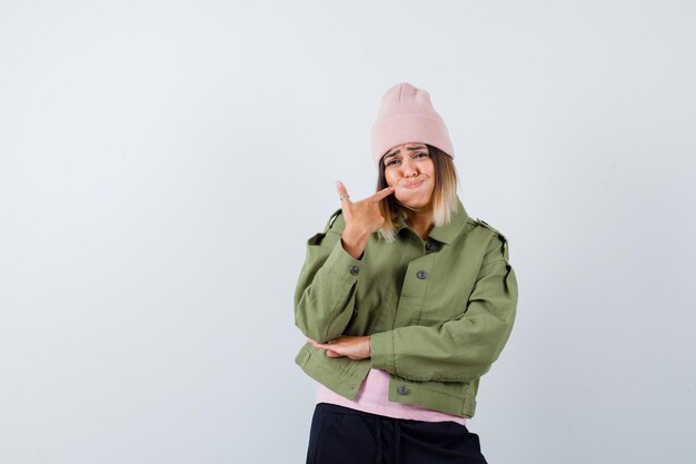 Photo gratuite jeune femme portant une veste et un chapeau rose