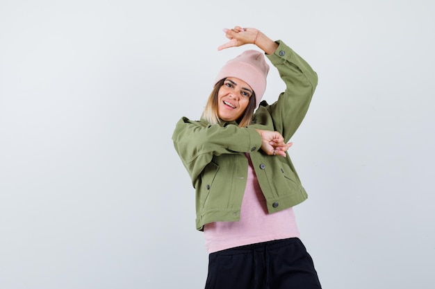 Jeune femme portant une veste et un chapeau rose